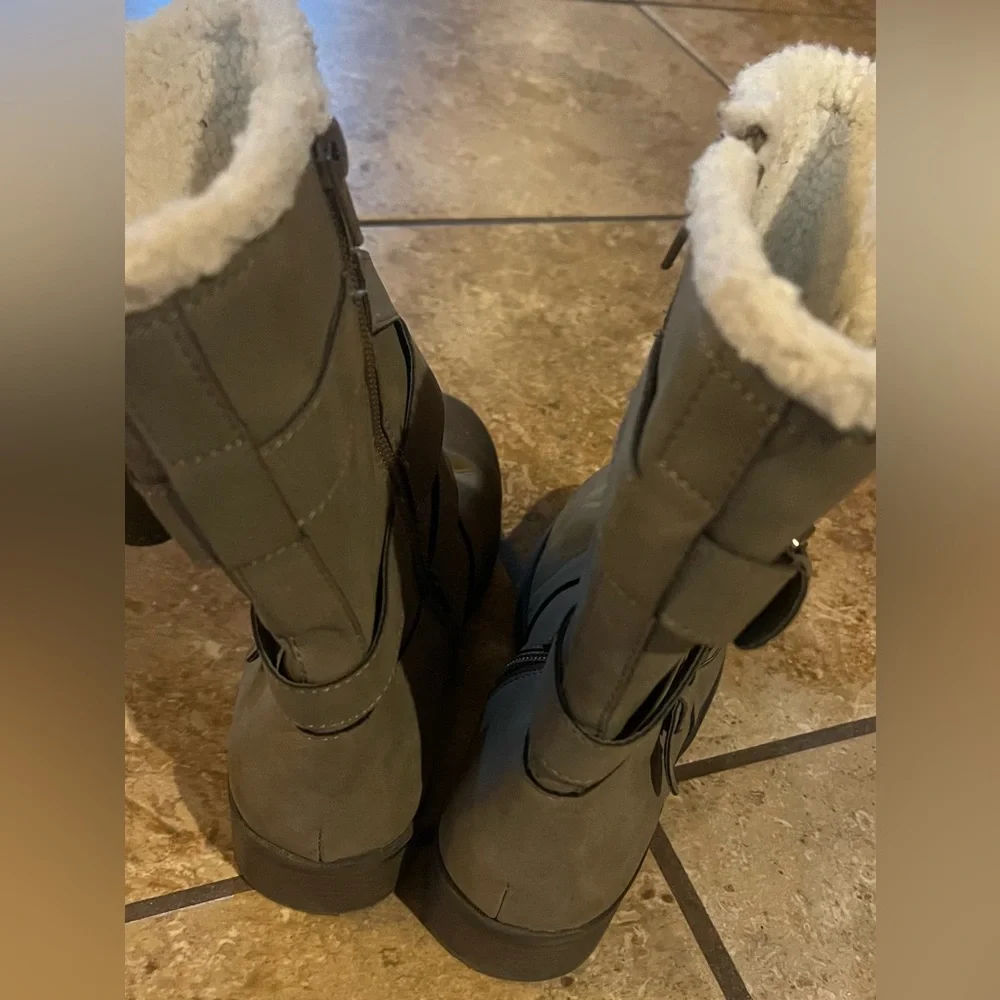 Girls Justice Boots barely worn, very sturdy, and warm size Y5